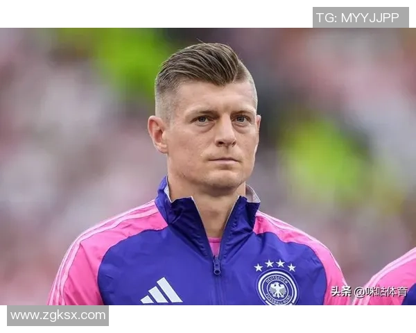 克罗斯在足球世界的传奇之路与辉煌成就解析