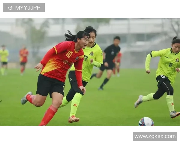 中国女足迎战越南队全力争胜展现女足风采与拼搏精神